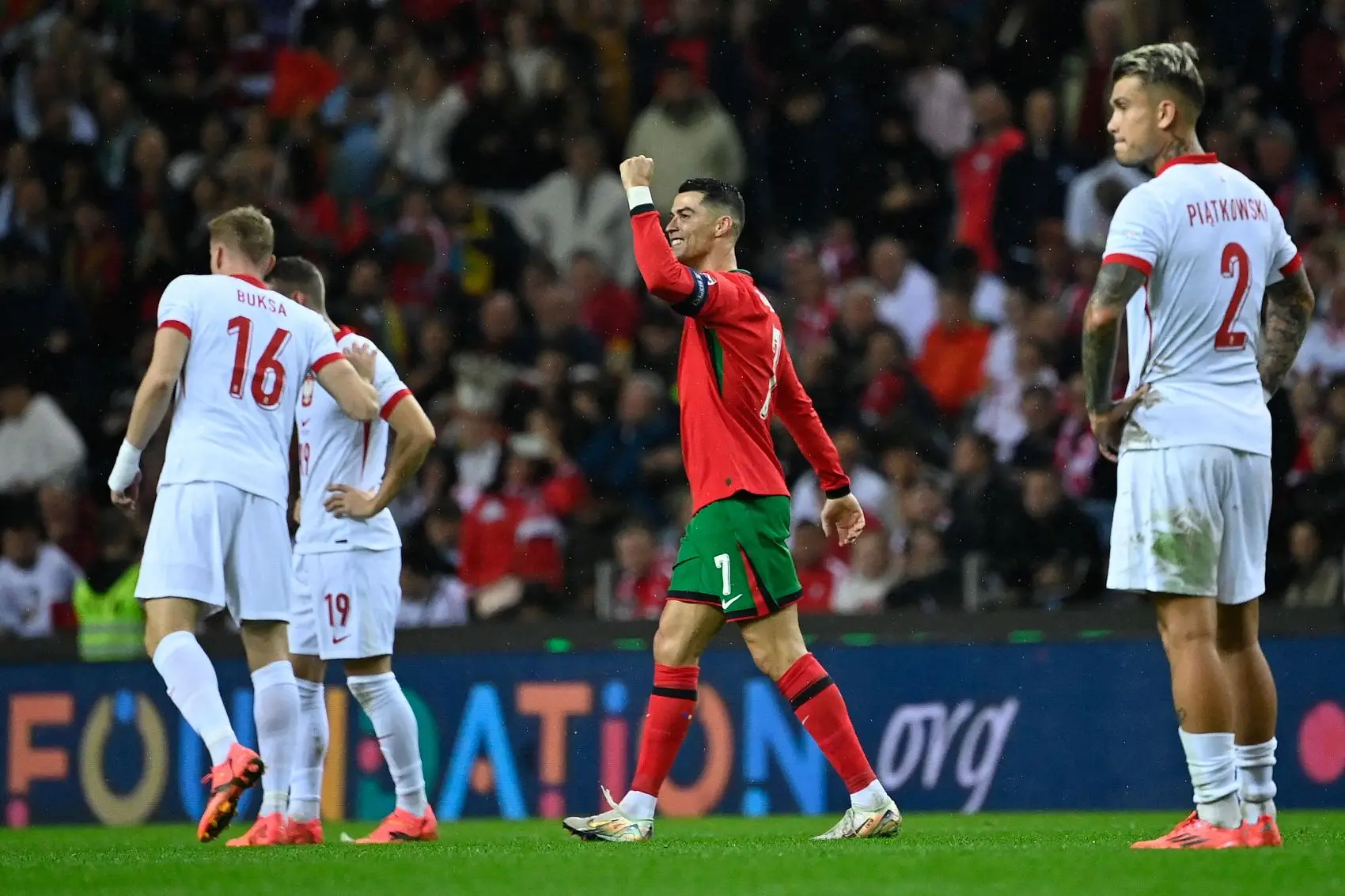 包含欧洲豪门赛事闪耀，球迷热情高涨的词条