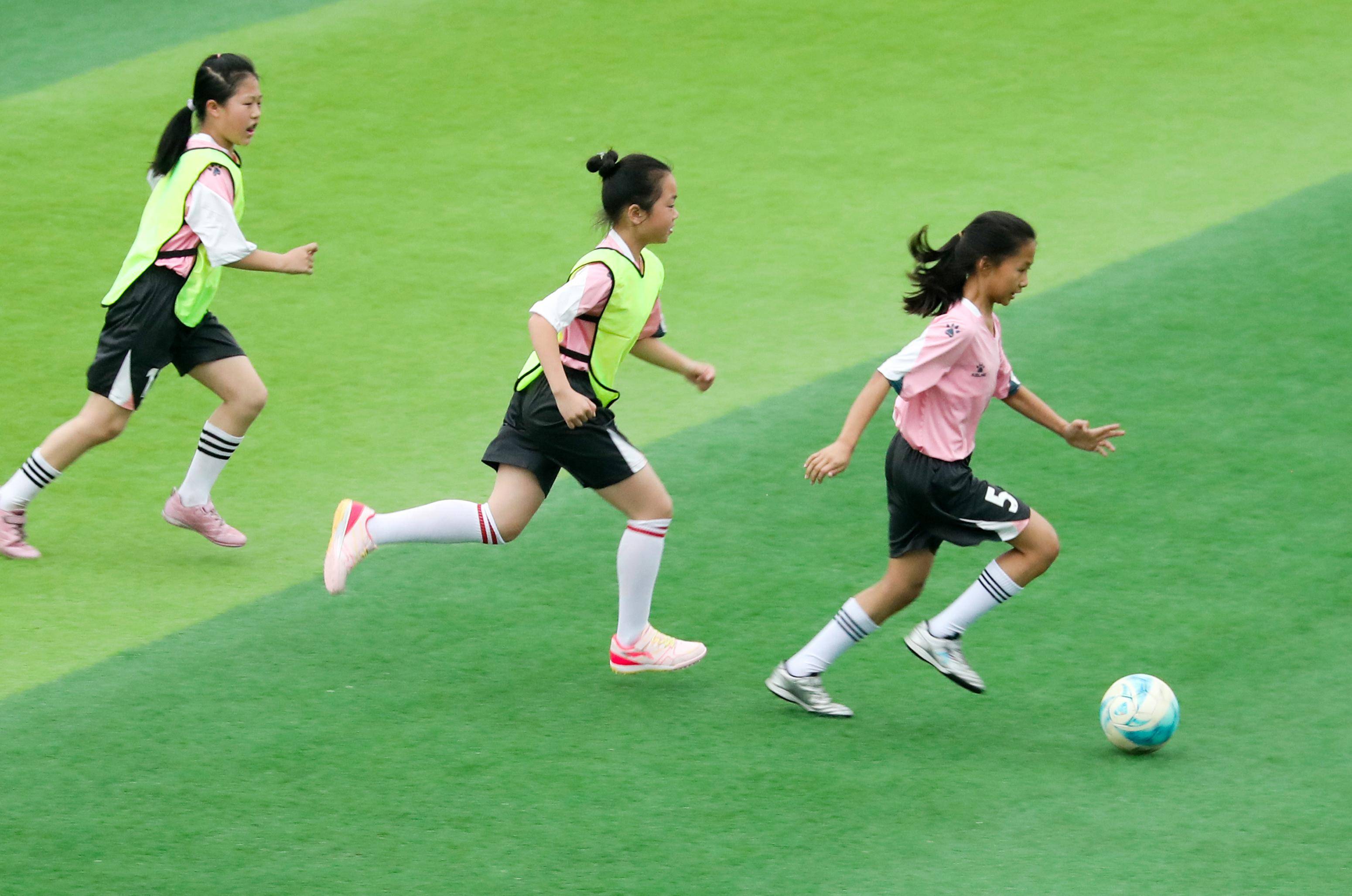 女足选手在足球比赛中的巧妙过人技术