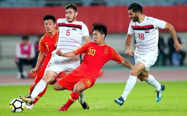 男足比赛悬念曲折，实力强队逆袭夺冠