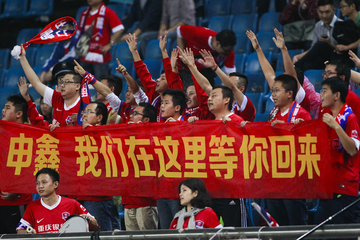 深足客场险胜对手，庆祝取得胜利