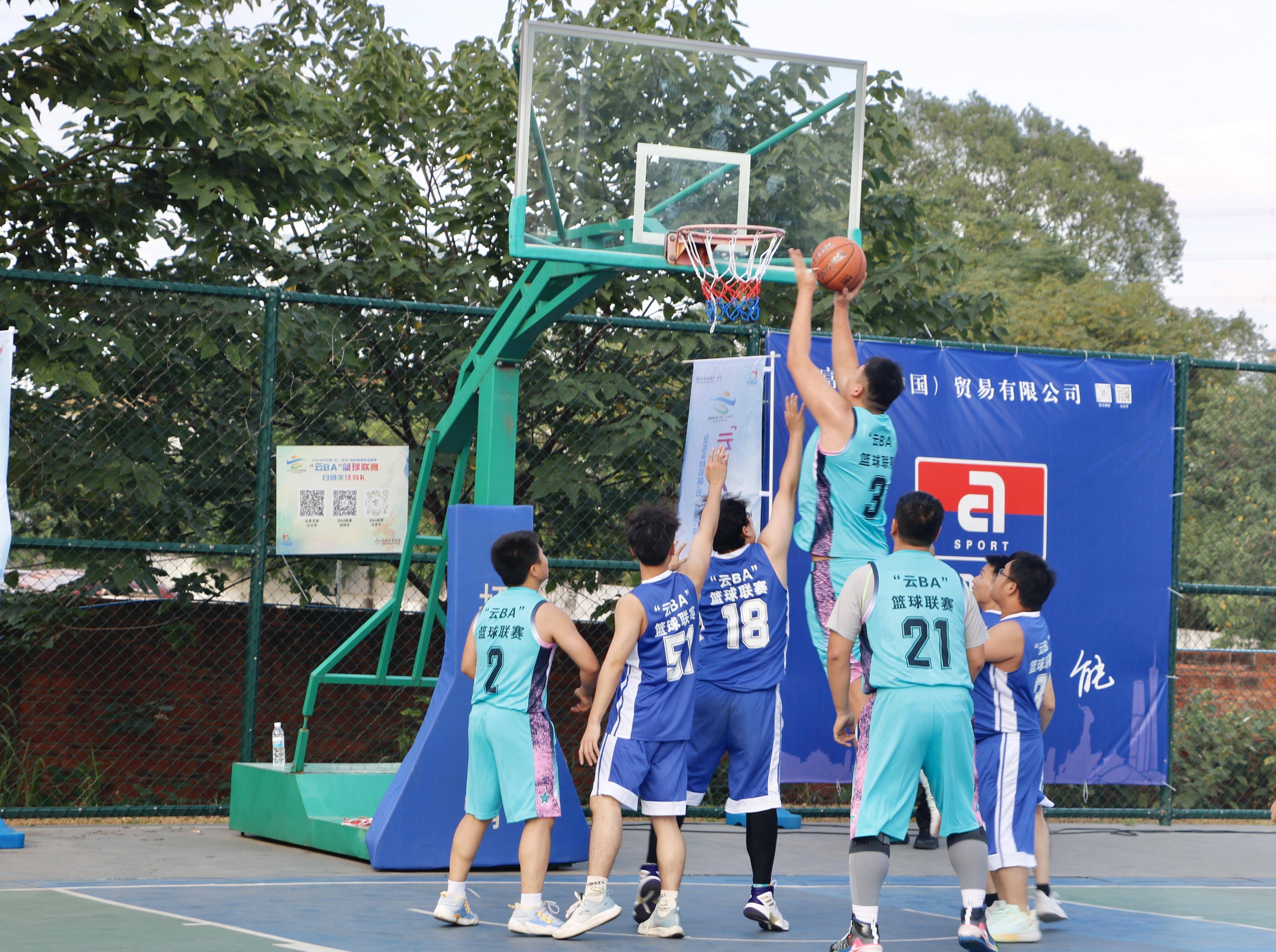 运动员之间的激烈角逐令人目不转睛