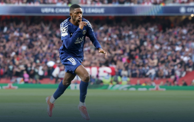 关于巴黎圣日耳曼重伤倒地，拜仁全队围拢祈祷，场面感人的信息